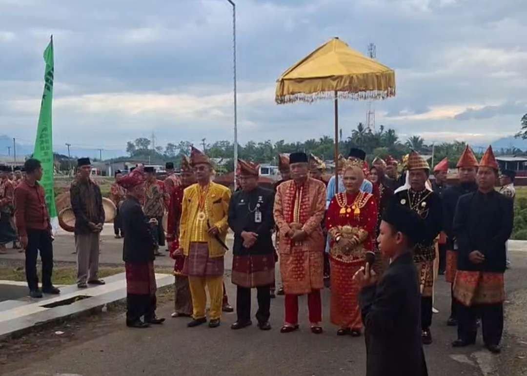 Gelar Adat Benteng Bupati Benteng Rachmat Riyanto menerima gelar adat Baginda Maharaja II dan Istirnya menerima gelat adat Putri Serendang Bulan dari BMA setempat pada HUT ke-17 Kabupaten Bengkulu Tengah.(Foto/Ist)
