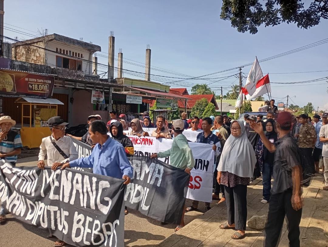 Geruduk PN Bengkulu Selatan Forum Masyarakat Pino Raya menggelar aksi di Pengadilan Negeri (PN) Bengkulu Selatan menuntut hakim agar membebaskan Silmawanto, salah seorang petani korban konflik agraria di daerah setempat.(Foto/ Walhi Bengkulu)