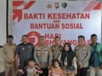 HUT Bhayangkara Bakti Kesehatan Kapolda Bengkulu, Irjen Pol Mardiyono (ketiga dari kiri) dan Wagub Mian(kedua kiri) foto bersama pada acara bakti kesehatan dan bakti sosial dalam rangka HUT Bhayangkara ke-79 tahun 2025 di Mapoda Bengkulu.(Foto/Ist)
