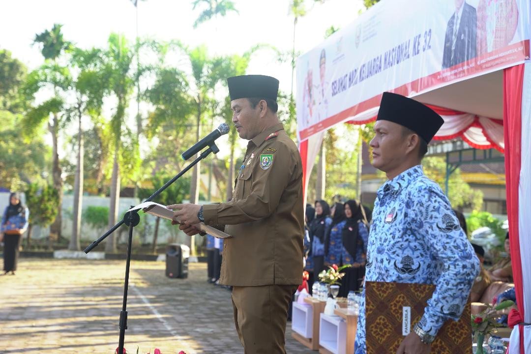 Harganas 2025 Plt Sekda Bengkulu, Herwan Antoni memberikan sambutan pada peringatan hari keluarga nasional (Harganas) tahun 2025.(Foto/Ist)