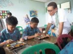 KSP Tinjau MBG di Bengkulu Kepala Staf Kepresidenan (KSP) Letjen TNI Purn Ali Mukti Putranto meninjau langsung pelaksanaan MBG di beberapa sekolah di Kota Bengkulu guna memastikan standar gizi dan kalori.(Foto/Ist)