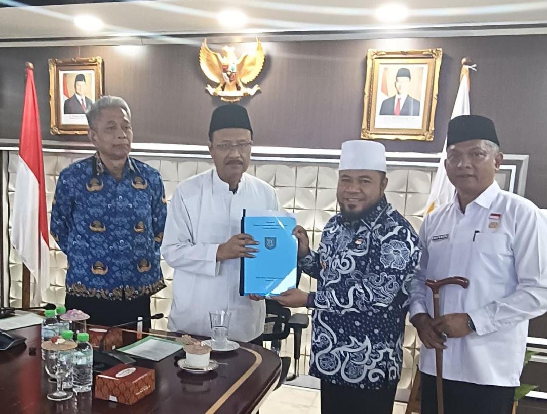 Gubernur Bengkulu Helmi Hasan ketika bertemu Mensos Syaifullah Yusuf di Kantor Kemensos, Jakarta.(Foto/Ist)