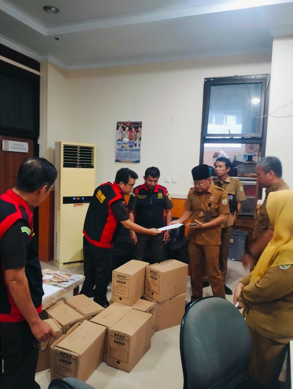 Penyidik Kejaksaan Tinggi (Kejati) melakukan pengeledahan di Sekwan DPRD Provinsi Bengkulu terkait dugaan korupsi yang terjadi instansi tetrsebut. Sejumlah barang bukti diamankan penyidik dalam kasus ini.(Foto/Ist)