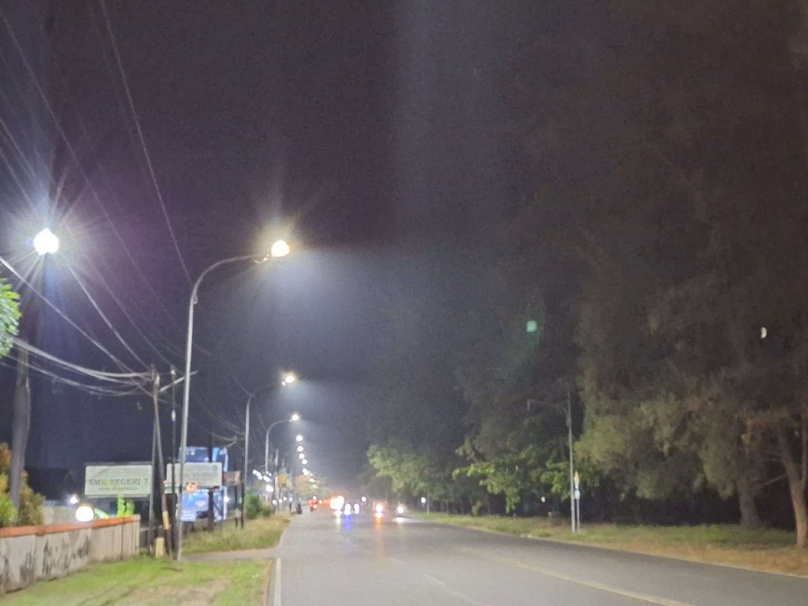 Kawasan objek wisata Pantai Panjang kini terang benderang pada malam hari setelah dipasang sebanyak 226 unit lampu jalan di kawasan tersebut.(Foto/Ist)