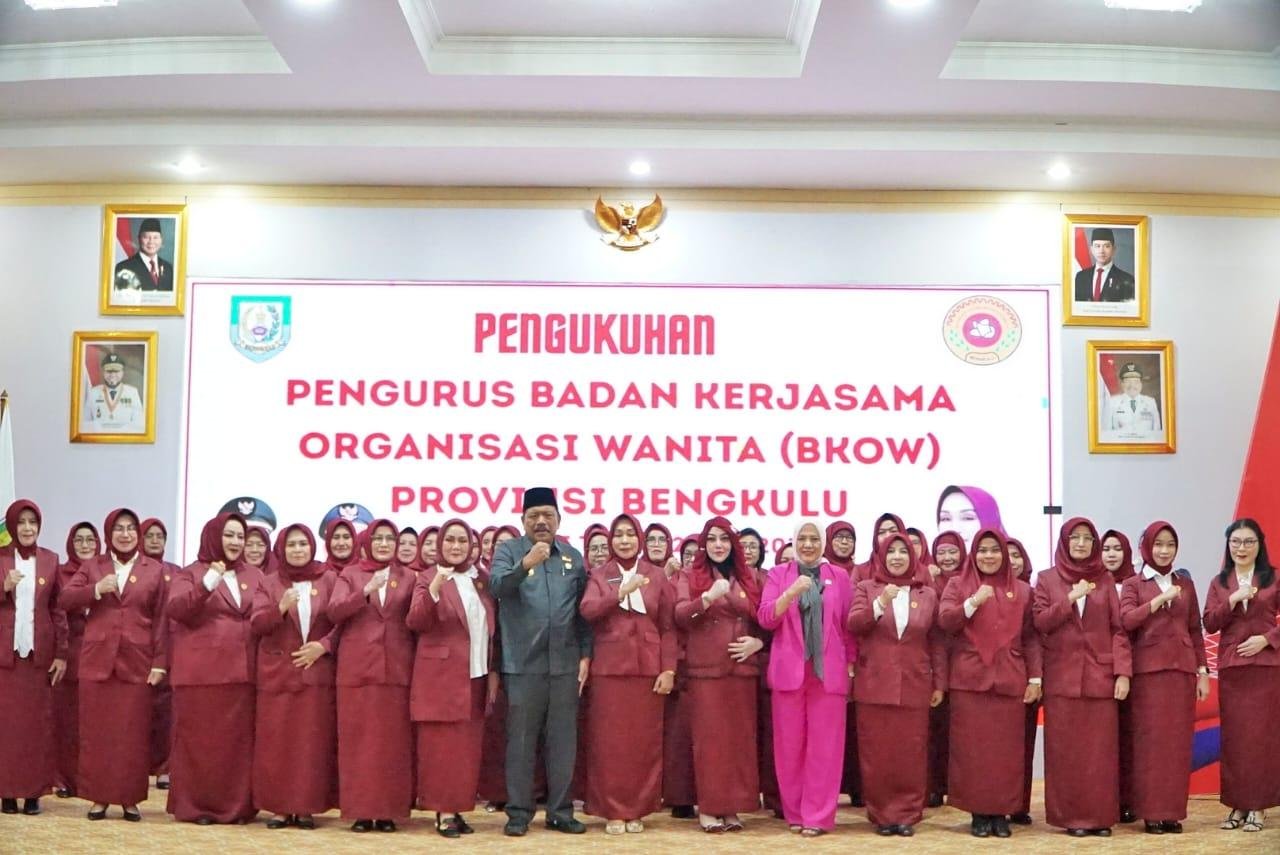 Wagub Bengkulu, Mian foto bersama Pengurus dan BKOW Provinsi Bengkulu masa bakti 2025-2030.(Foto/Ist)