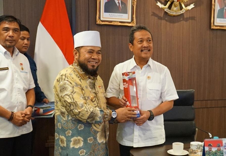 Gubernur Bengkulu, Helmi Hasan didampingi Kadis DKP Bengkulu, Syafriandi melakukan audensi dengan Menteri KKP. Terenggono, di Jakarta, Selasa 24 Juni 2025.(Foto/Ist)