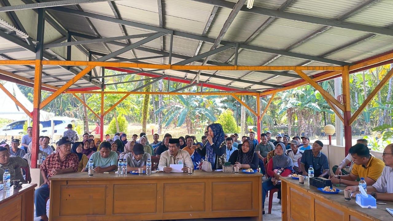 Musyawarah Kopersi Musyawarah bersama penyelesaian kisruh di koperasi merah putih Desa Pasar Baru difasilitasi Polsek Nasal berjalan lancar dan sukses.(Foto HB/Kif)