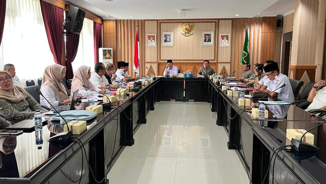 Sekda Bengkulu, Herwan Antoni pimpin rapat koordinasi bersama PBJS guna memasitkan pelayanan kesehatan kepada peserta berjalan baik dan sesuai harapan masyarakat.(Foto/Ist)