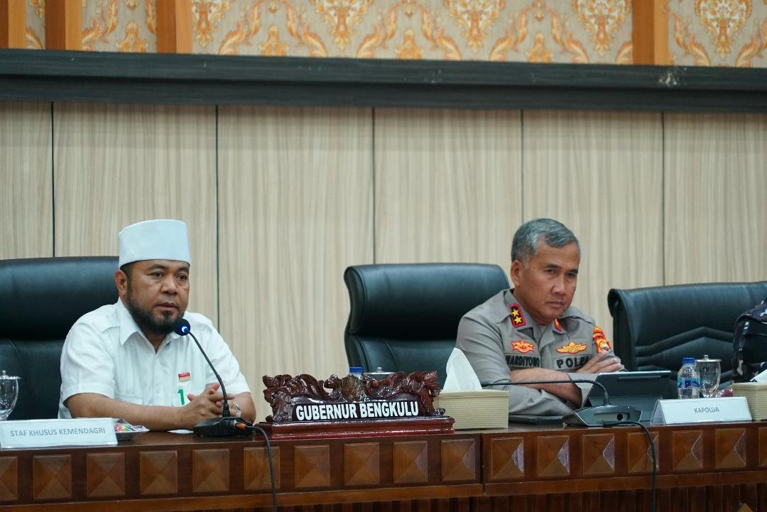 Rakor Bahas Enggano Gubernur Bengkulu, Helmi Hasan dan Kapolda Bengkulu, Irjen Pol Mardiyono pimpin rakor masalah masyarakat Enggano berama Staf Khusus Mendagri akhir pekan ini.(Foto/Ist)