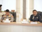 Wakil Gubernur Bengkulu, Mian didampingi Waka Polda Bengkulu, Brijen Pol Dikcy Sondani (kiri) memimpin rapat persiapan pelaksanaan Festibal Tabut 2025, di Mapolda Bengkulu, Senin 23 Juni 2025.(Foto/Ist)
