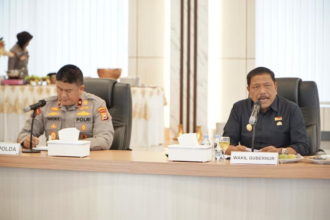 Wakil Gubernur Bengkulu, Mian didampingi Waka Polda Bengkulu, Brijen Pol Dikcy Sondani (kiri) memimpin rapat persiapan pelaksanaan Festibal Tabut 2025, di Mapolda Bengkulu, Senin 23 Juni 2025.(Foto/Ist)