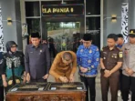 Ketua DPRD Bengkulu Tengah, Fepi Suheri (ketiga dari kiri) menyaksikan Bupati Rachmat Riyanto menandatangi prasasti peresmian gedung perpustakaan Kabupaten Bengkulu Tengah.(Foto/Ist)
