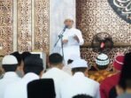 Wali Kota Bengkulu, Dedy Wahyudi memberikan sambutan pada salat Iduladha 1446 Hijriyah di masjid Agung At-Taqwa, Anggut, Kota Bengkulu.(Foto/Ist)