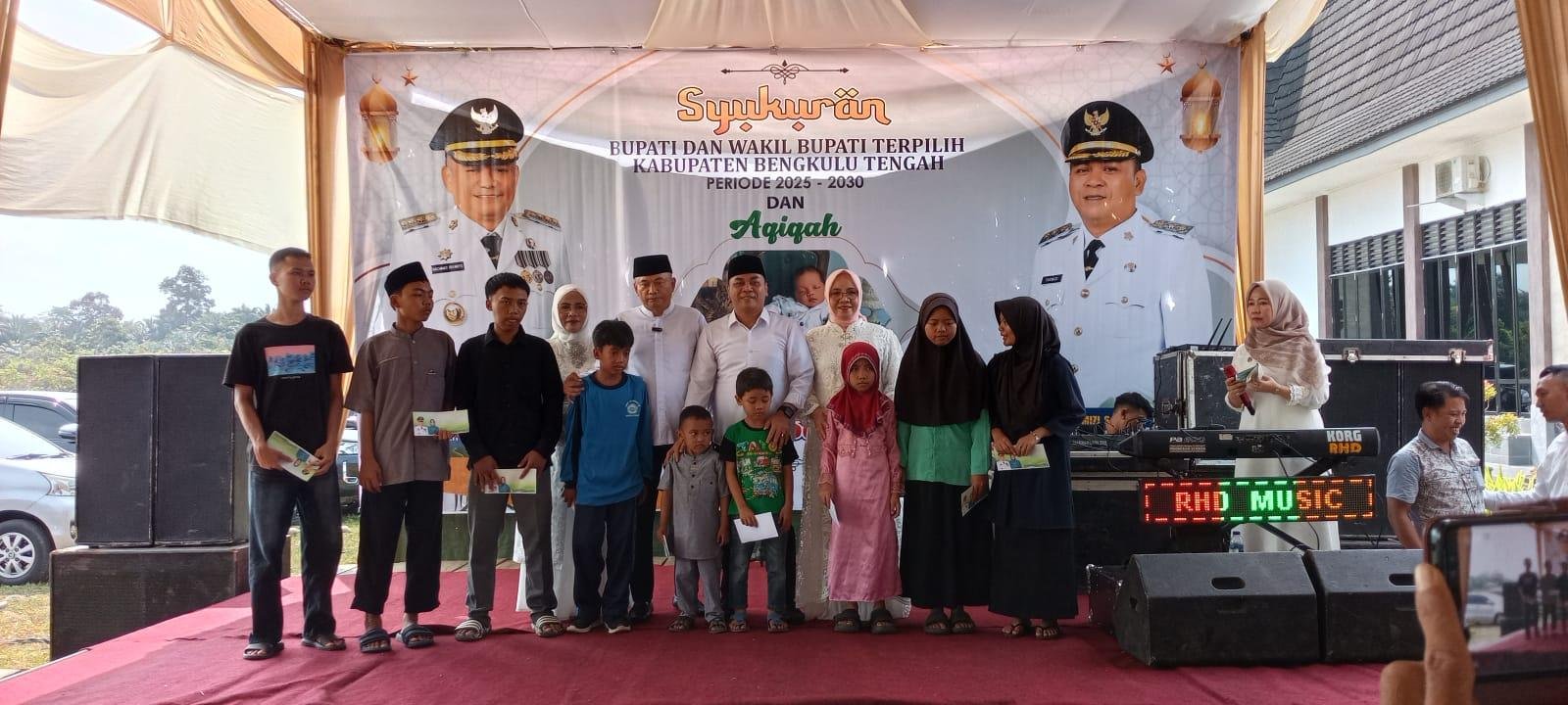 Santuni Anak Yatim Benteng Bupati-Wabup Bengkulu Tengah, Rachmat Riyanto-Tarmizi memberikan santuan kepada sejumlah yatim pada acara syukuran atas terpilih menjadi bupati dan wabup pada pilkada November 2024 lalu.(Foto HB/Usmin)