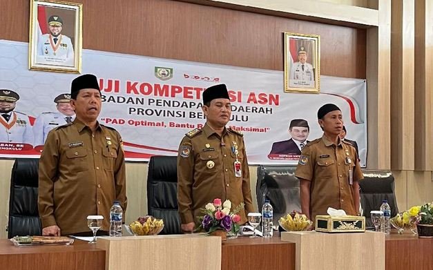 Sekdaprov Bengkulu, Herwan Antoni (tengah) saat membuka acara uji kompetensi ASN lingkup Pemprov Bengkulu.(Foto/Ist)
