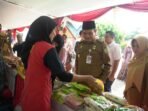 Sekda Tinjau Pasar Murah Sekda Bengkulu, Herwan Antoni menunjau pasar murah yang dilaksanakan TPID tekan inflasi menghadapi Iduladha 1446 Hijriyah.(Foto/Ist)