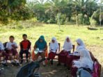 Siswa SDN 178 Belajar Dibawah Pohon Sejumlah siswa SDN 178 Kabupaten Seluma, Bengkulu belajar dibawah pohon akibat ruang kelas mereka roboh karena lebih dari lima tahun rusak tidak diperbaiki pihak Diknas setempat.(Foto/Ist)