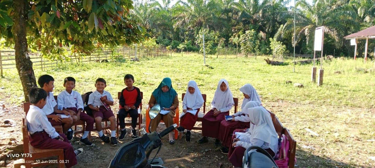 Sejumlah siswa SDN 178 Kabupaten Seluma, Bengkulu belajar dibawah pohon akibat ruang kelas mereka roboh karena lebih dari lima tahun rusak tidak diperbaiki pihak Diknas setempat.(Foto/Ist)