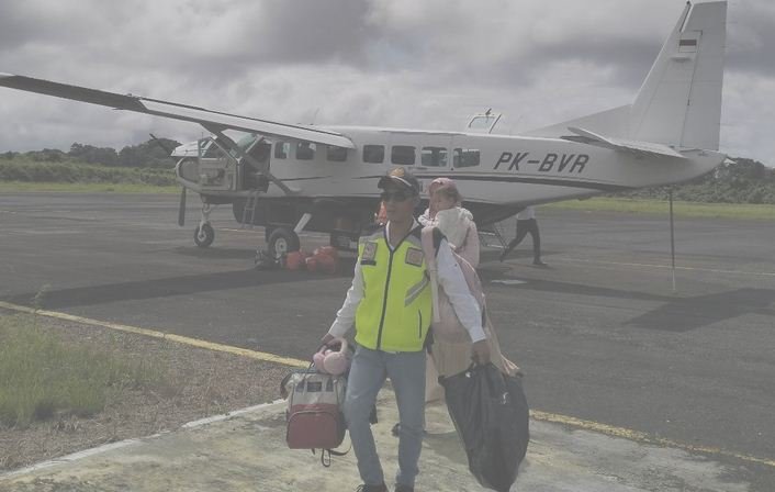 Pesawat petintid Susi Air mendarat di Bandara Enggano dari Bengkulu. Sejak pelabuhan Pulau Baai alami pengdangkalan transportasi laut dari dan ke daerah ini lumpuh, akibatnya pasokan sembako dan BBM terputus.(Foto/Ist)