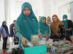 Ketua TP PKK Provinsi Bengkulu, Ny Chairunissa Helmi membeli makanan ringan produk UMKM daerah ini.(Foto/Ist)