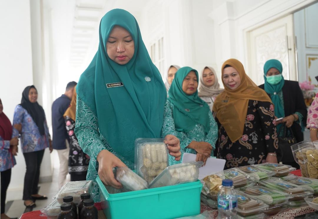 Ketua TP PKK Provinsi Bengkulu, Ny Chairunissa Helmi membeli makanan ringan produk UMKM daerah ini.(Foto/Ist)