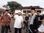 Gubernur Bengkulu, Helmi Hasan bersama Ketua BMA Bengkulu,m MS Effendi dan mantan Bupati Bengkulu Tengah, Fery Ramli meninjua bangunan VieW Tower untuk dijadikan tiang bendera.(Foto/Ist)