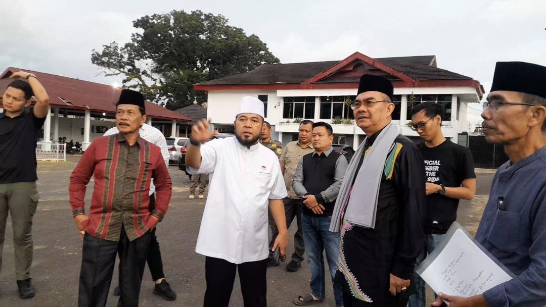 Tiang Bendara Gubernur Bengkulu, Helmi Hasan bersama Ketua BMA Bengkulu,m MS Effendi dan mantan Bupati Bengkulu Tengah, Fery Ramli meninjua bangunan VieW Tower untuk dijadikan tiang bendera.(Foto/Ist)