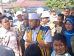 Gubernur Bengkulu, Helmi Hasan saat melakukan titik nol pembangunan jalan provinsi di Desa Sekayun, wilayah Bengkulu Tengah.(Foto/Ist)