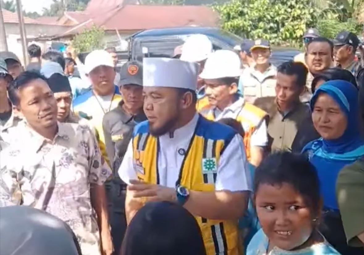 Gubernur Bengkulu, Helmi Hasan saat melakukan titik nol pembangunan jalan provinsi di Desa Sekayun, wilayah Bengkulu Tengah.(Foto/Ist)