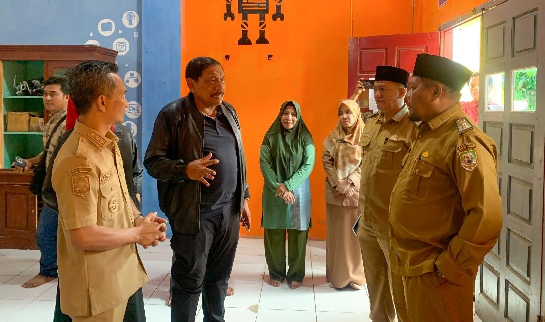 Wakil Gubernur Bengkulu, Mian tengah berdialog dengan sejumlah guru ketika mengunjungi SMAN 10 Pentagon, Kabupaten Kaur. SMAN setelah pergantian pimpinan di Kaur kurang tersentuh pembangunan.(Foto/Ist)