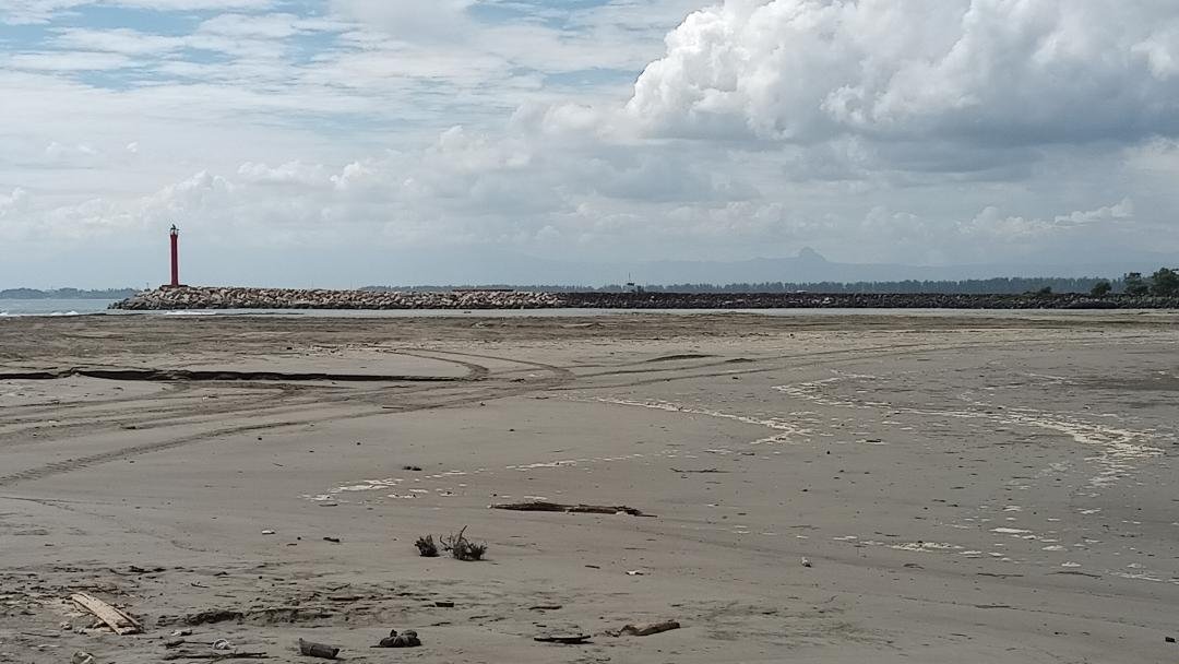 Setelah hampir dua pekan PT Pelindo Regional 2 Bengkulu melakukan pengerukan akhirnya membuahkan hasil alur masuk ke kolam pelabuhan Pulau Baai terbuka setelah sempat menjadi lapangan sepak bola akibat tertimbunan jutaan meter kubik pasir.(Foto HB/Usmin)