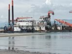 Alur Tembus 2 Sebuah kapal keruk berada di alur pelabuhan Pulau Baai,Bengkulu untuk mengeruk timbunan pasir yang ada di kolam tersebut. Foto ini diambil pada awal Juli 2025 lalu.(Foto HB/Usmin)