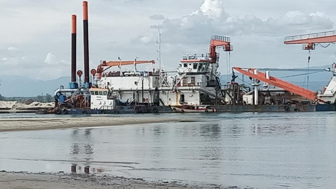Alur Tembus 2 Sebuah kapal keruk berada di alur pelabuhan Pulau Baai,Bengkulu untuk mengeruk timbunan pasir yang ada di kolam tersebut. Foto ini diambil pada awal Juli 2025 lalu.(Foto HB/Usmin)