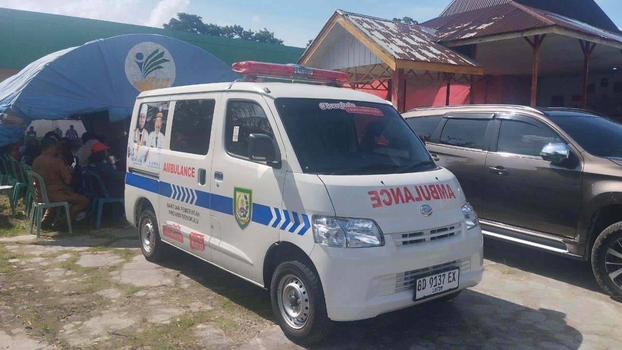 Ambulan Enggano Gubernur Bengkulu serahkan bantuan ambulans dan bus untuk masyarakat Enggano.(Foto/Ist)