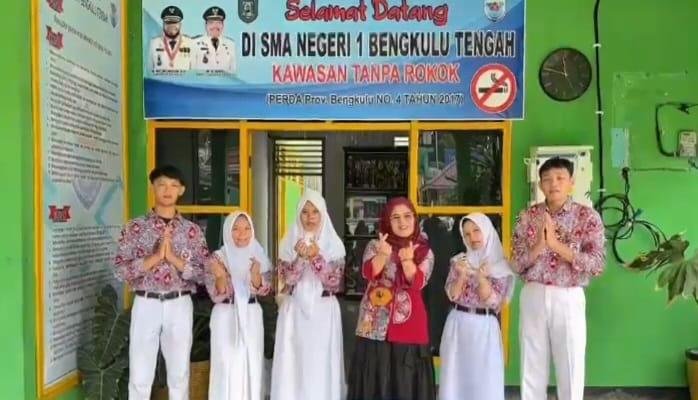 Anak Asuh Bantu Rakyat Sebanyak lima orang anak yatim siswa SMAN I Bengkulu Tengah diangkat jadi anak asuh Kepala Inspektorat Bengkulu, Heru Susanto.(Foto/Ist)
