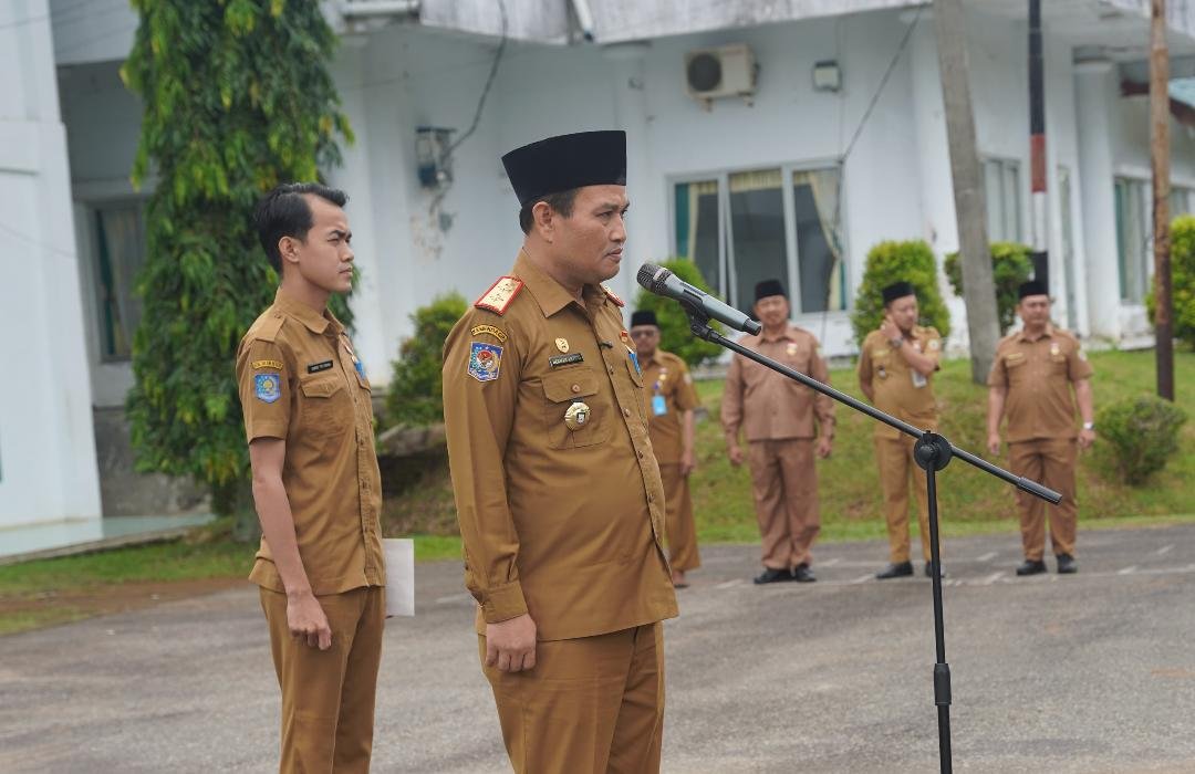 Pj Sekdaprov Bengkulu, Herwan Antoni pimpin apel di kantor BPSDM Bengkulu sebelum membuka kegiatan uji kompetensi ASN di instansi tersebut.(Foto/Ist)