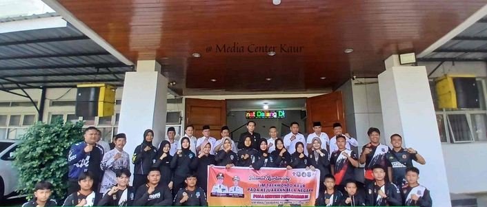 Atlet Teakwondo Kaur Bupati Kaur, Gusril Pausi melepas keberangkat atlet Teakwondo ke Kejurnas Pialan Menhan di Jakabaring, Palembang, Sumsel.(Foto/Ist)