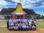Bagikan Pakian Seragam Ketua DPRD Bengkulu Tengah, Fepi Suheri (tiga dari kiri) barisan ketiga foto bersama bupati-wabup dan forkopimda usai menbagikan peralat sekolah gratis kepada siswa SD dan SMP di kabupaten ini.(Foto/Ist)