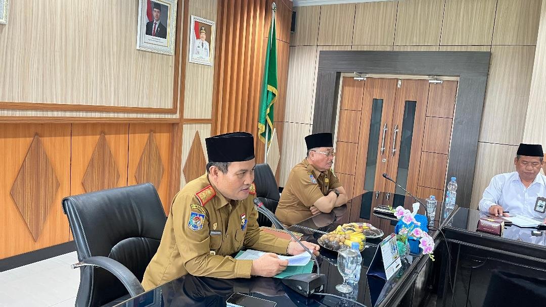 Bahas Percepatan Enggano Sekda Bengkulu, Herwan Antoni didampingi Asisten II, RA Deny pimpin rapat bahas percepatan pembangunan di Enggano.(Foto/Ist)