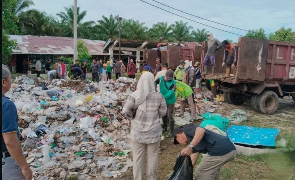 DLHK dan RSU Bengkulu Selatan sinergi bersihkan sampah plastik di sekitar rumah sakit tersebut untuk mendukung program 100 hari Bupati-wabup, Rivai Tajudin-Yevri.(Foto/Ist)