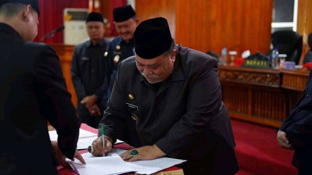 Bupati BS Rivai Tajudin KUA PPAS Bupati Bengkulu Selatan, Rivai Tajudin saat menghadiri rapat paripurna perubahan KUA PPAS tahun anggaran 2025.(Foto/Ist)
