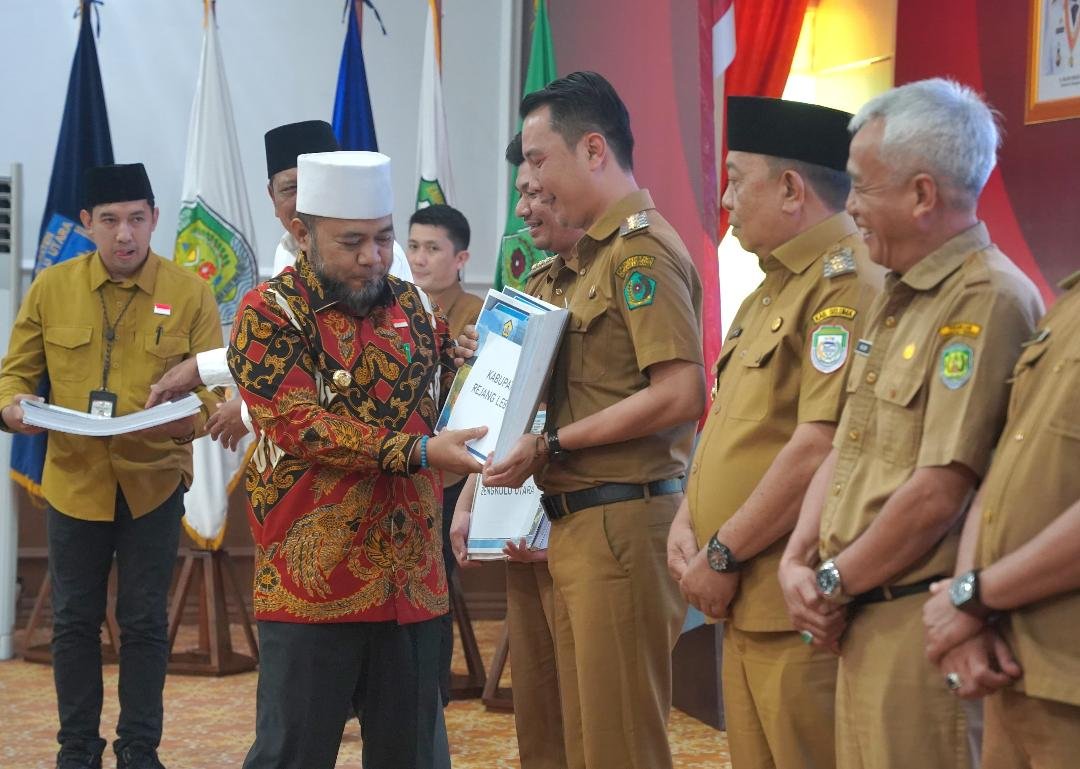 Cetak Sawah Ketahanan Pangan Gubernur Bengkulu Helmi Hasan saat menghadri rapat ketahanan pangan persiapan pencetakan sawah.(Foto/Ist)