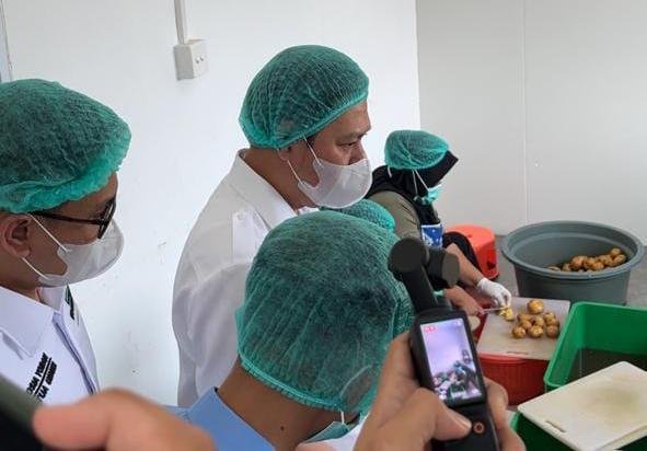 Ketua DPD-RI Bengkulu, Sultan B Najamudin kunjungi dapur makan bergizi gratis (MBG) Brimob Polda Bengkulu, di Kelurahan Desa Kandang, Kecamatan Kampung Melaya, Kota Bengkulu, Rabu 30 Juli 2025.(Foto/Ist)