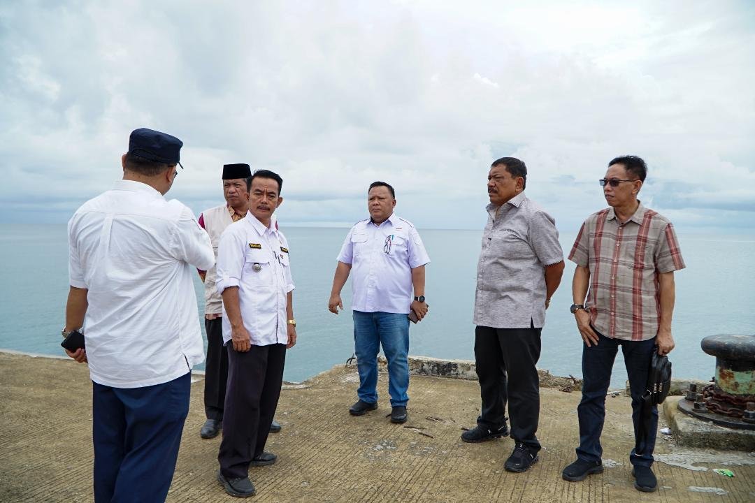 Wagub Bengkulu, Mian didampingi Kadis Perhubungan Provinsi Bengkulu, Hendri dan beberapat lainnya meninjau pelabuhan Malakoni di Enggano.(Foto/Ist)