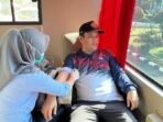 Donor Darah PMI Sekda Penjabat Sekda Bengkulu, Herwan Antoni melaksanakan donor darah pada acara senam bersama yang digelar PMI dan Pemprov Bengkulu.(Foto/Ist)