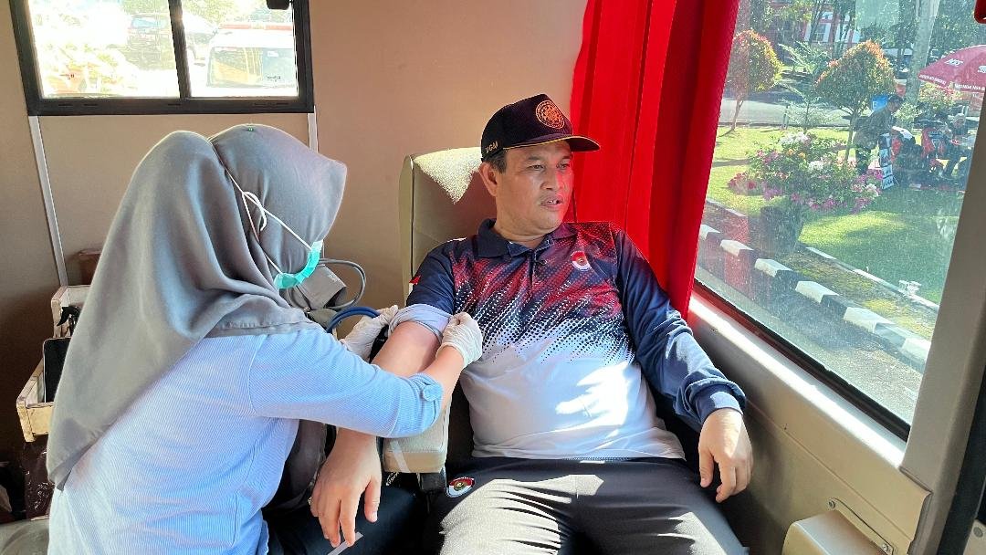 Donor Darah PMI Sekda Penjabat Sekda Bengkulu, Herwan Antoni melaksanakan donor darah pada acara senam bersama yang digelar PMI dan Pemprov Bengkulu.(Foto/Ist)