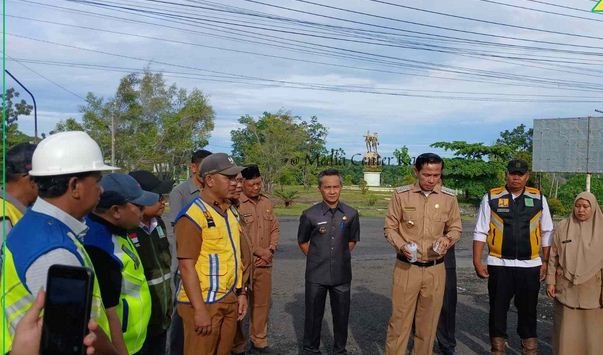 Gusril Titik Nol Jalan Bupati Kaur, Gusril Pausi melakukan titik nol perbaikan salah satu ruas jalan yang ada di wilayah Kabupaten Kaur pada tahun anggaran 2025.(Foto/MC Kaur)