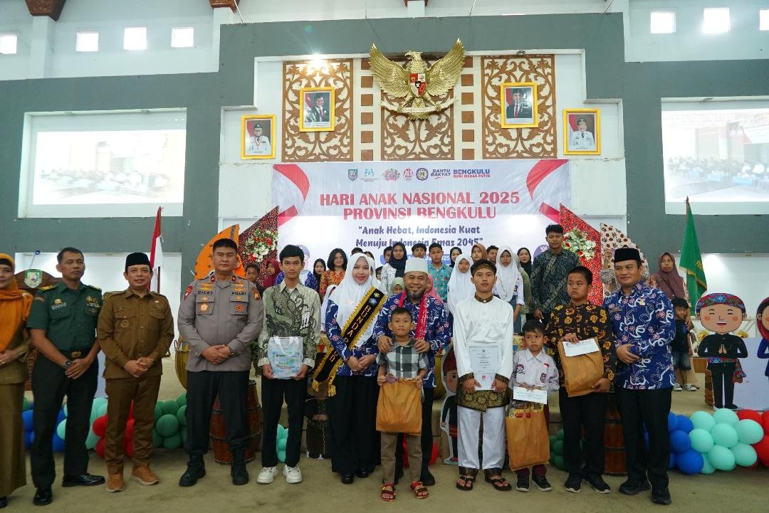 HAN 2025 di Bengkulu Gubernur Bengkulu, Helmi Hasan bersama Wali Kota Bengkulu, Dedy Wahyudi dan Sekda Bengkulu, Herwan Antoni foto bersama anak-anak dan pejabat dan undangan pada acara peringatan HAN 2025, Selasa 29 Juli 2025.(Foto HB/IRS)