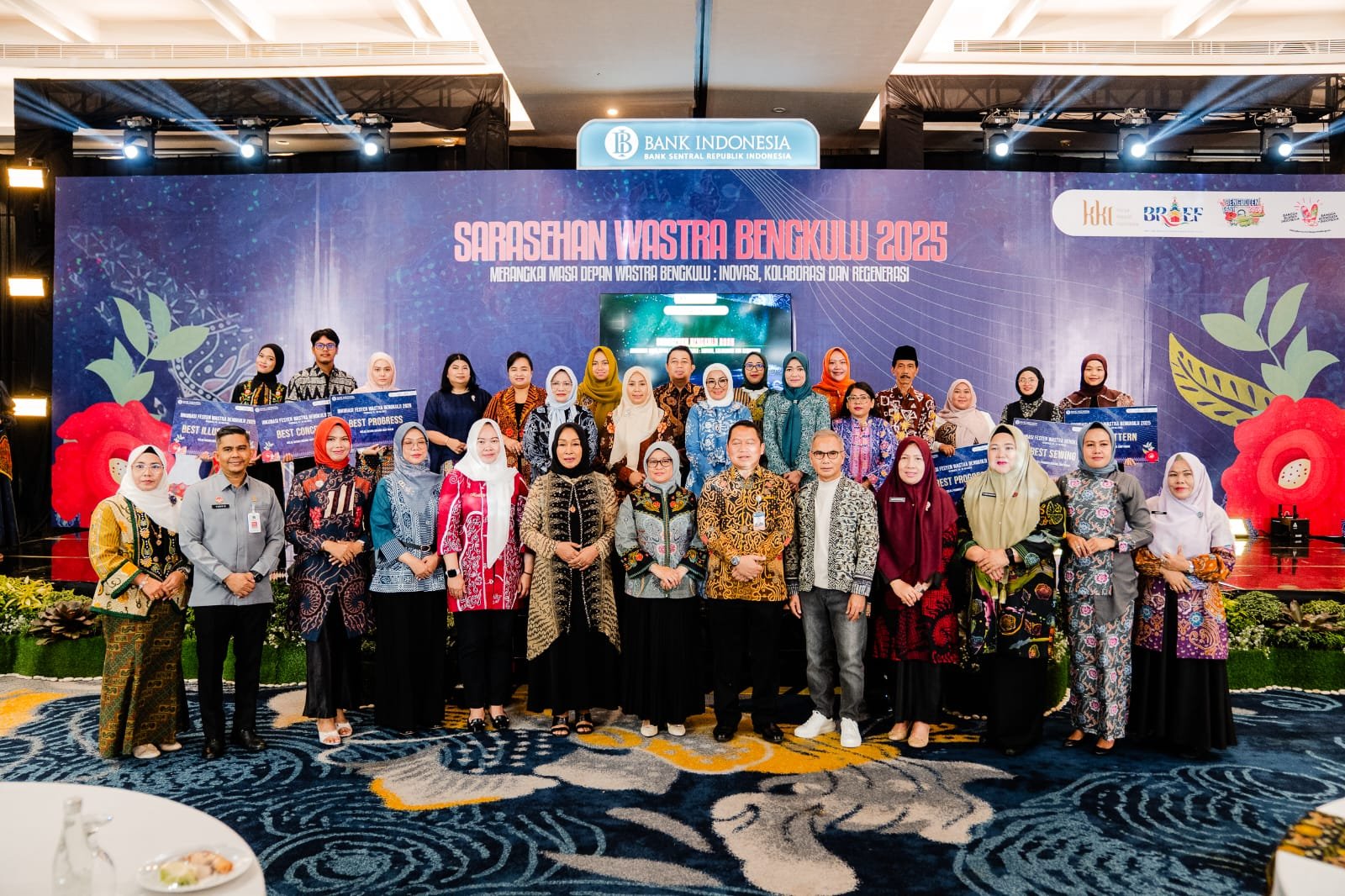 IMG-20250730-WA0091 Kepala PWk Bank Indonesia Bengkulu, Wahyu Yuwana Hidayat foto bersama nara sumber Sarasehan Wastra Bengkulu selama 15 hari digelar bulan Juli 2025.(Foto/Ist)