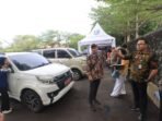 Petugas dari Bapenda Provinsi Bengkulu tengah mengecek kendaraan dinas guna memastikan pajak tidak menungguk.(Foto/Ist)